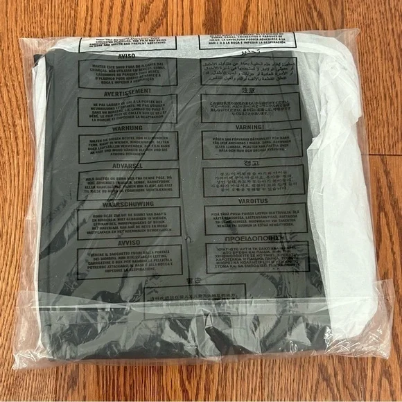 Abercrombie & Fitch Split-Hem Vegan Leather Slim Flare Pant Black Petite Short - Picture 6 of 6